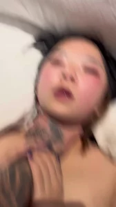 酒吧妹！插着他的脖子疯狂操他无毛白虎