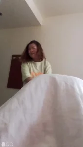 同小区留守少妇送娃回来偷情