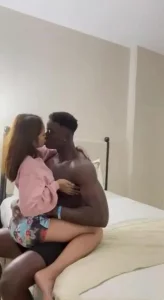极品大奶翘臀媚黑反差婊！与黑人男友露脸性爱自拍，顶级身材被黑祖宗捣白